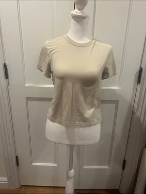Lululemon cates T-shirt